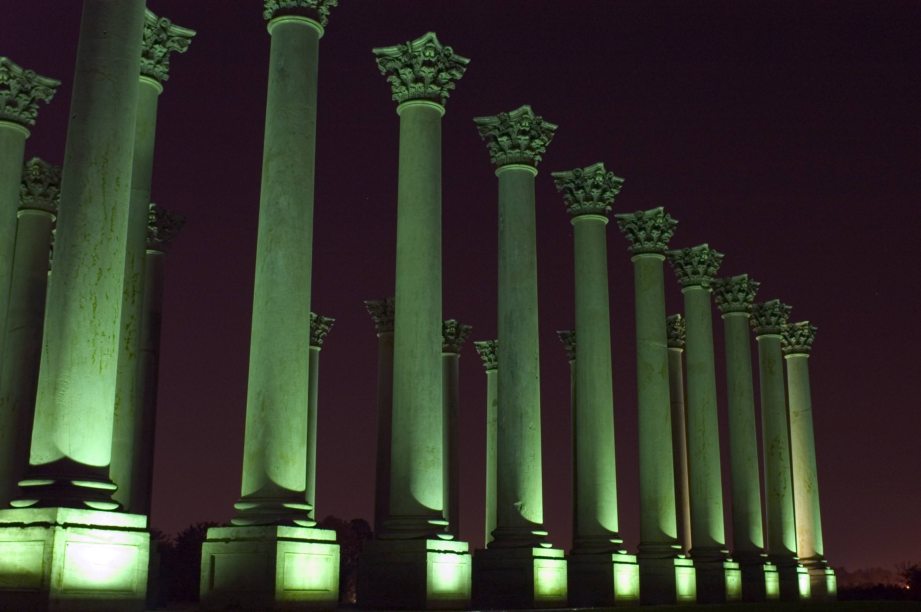 Column definition. Gold columns. China columns. Portico columns. Gemitric columns.