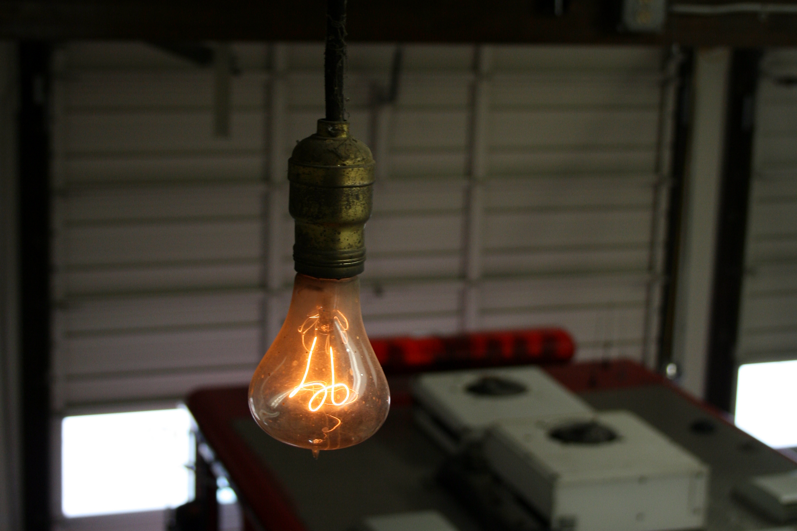 Гудят лампочки. Столетняя лампа в Ливермор. Лампочка в пожарной части города Ливермор. Лампа накаливания в городе Ливермор. Ливермор лампочка которая горит 110 лет.