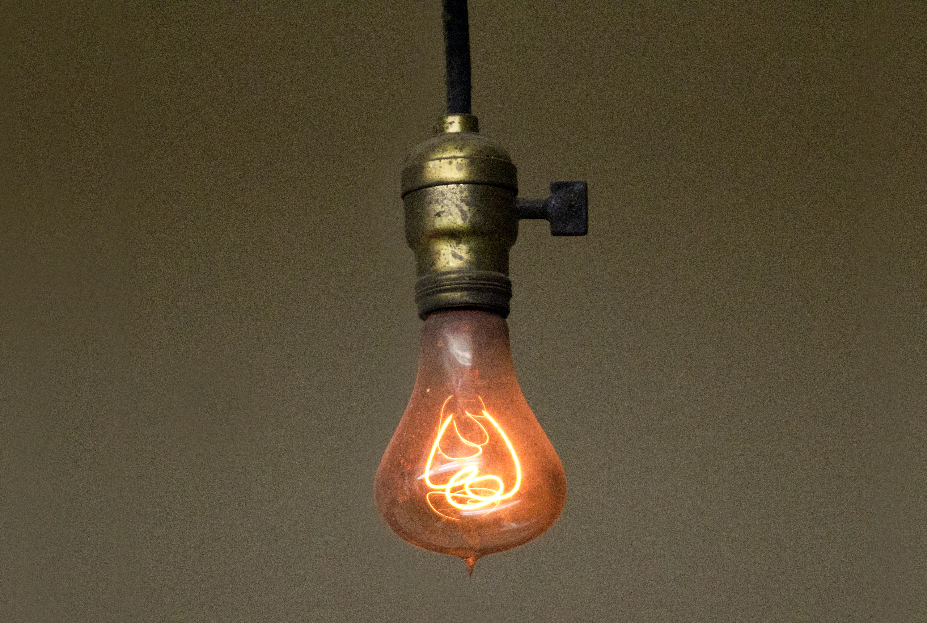 very first light bulb